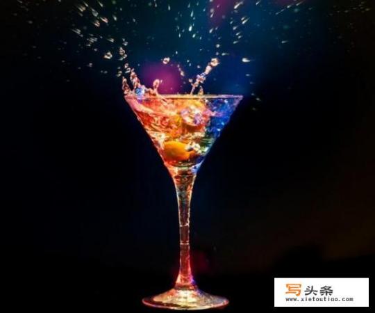 世界十大鸡尾酒排行？酒吧最烈的鸡尾酒是什么？