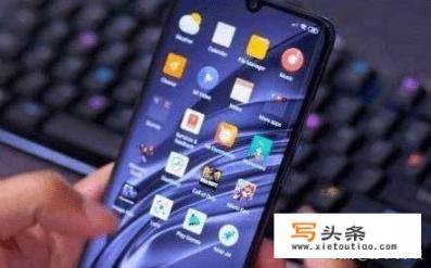 为什么有人讲miui12是年轻人用的，而emui10是“老人机专属”