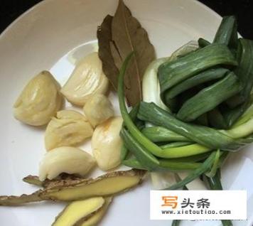 白切鸡用蒸的还是煮的