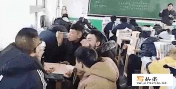 云南男教师在教室内被学生打破头，学生好像什么都没有发生过，你怎么看这件事