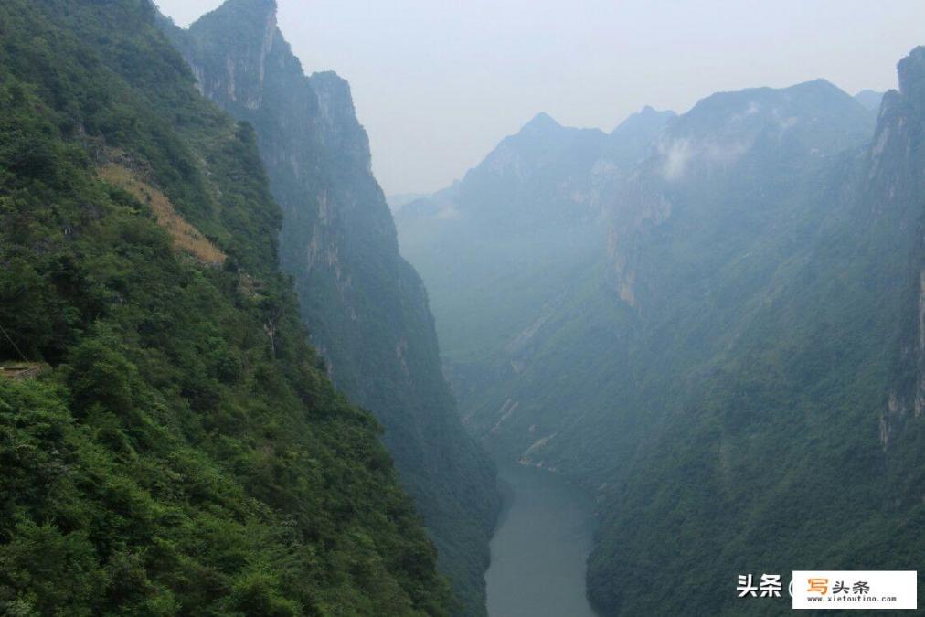 旅游跟团好还是自己去旅游好，各有什么优劣_自驾游与跟团游各自的优劣是什么