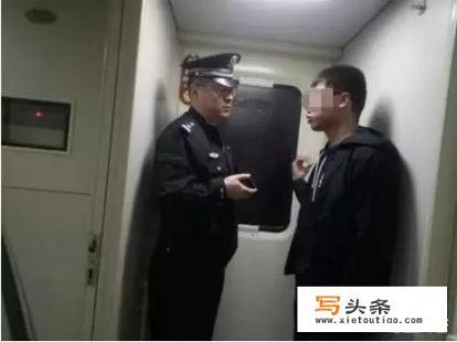 男子火车上突然拽住列车长，疑似被骗入传销组织，你怎么看_安徽艰苦边远地区公考有啥区别