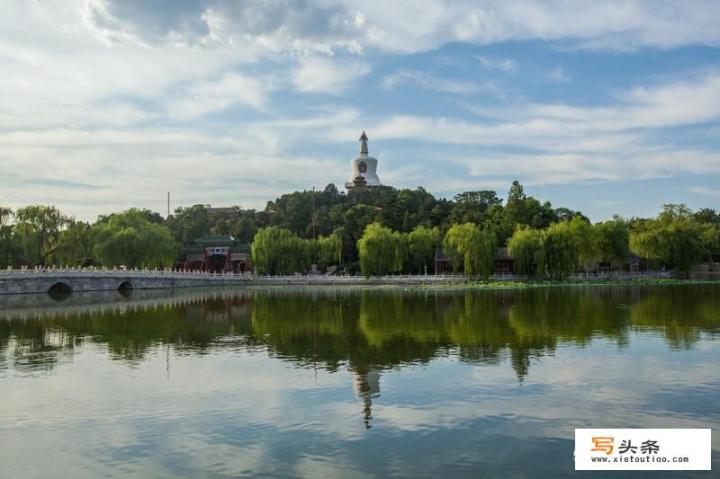 广东这边六个人一起去北京旅游五天，需要花多少钱？是跟团去好？还是自己去好？