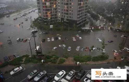 佛山南海：暴雨来袭，敞篷跑车变“水盆”, 你怎么看？